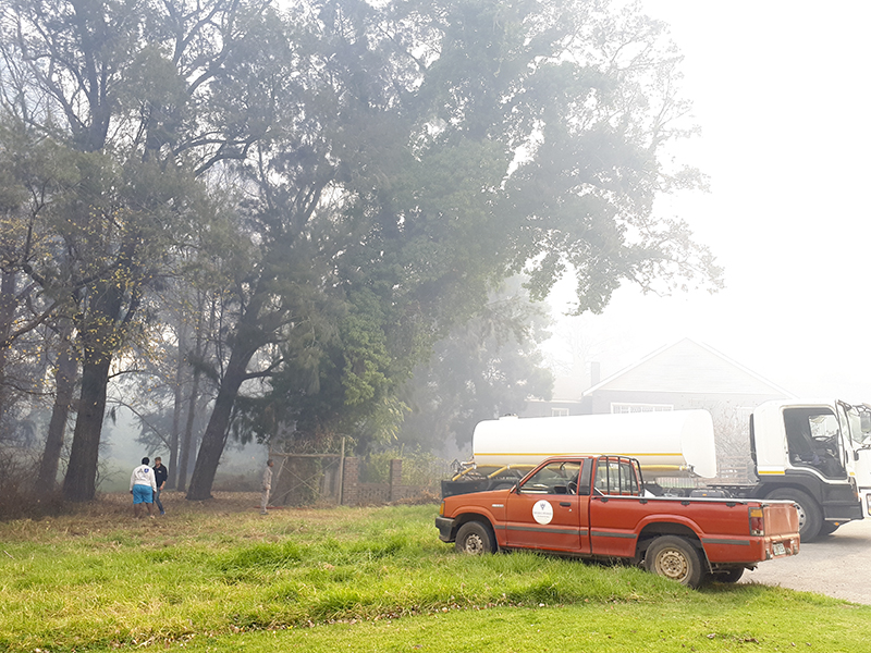 A Rhodes University tanker and emergency vehicle assist as the fire approached houses in Queens Avenue.