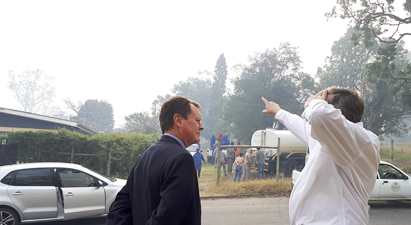 St Andrew’s College principal Alan Thompson hears the concerns of a resident whose home was under threat from fires that swept to the western edge of Grahamstown (Makhanda) Thursday 12 July. St Andrew’s College, DSG and Kingswood all dispatched staff, water and vehicles, along with Amakhala Game Reserve and at least one farmer to support official emergency services and help avert disaster.