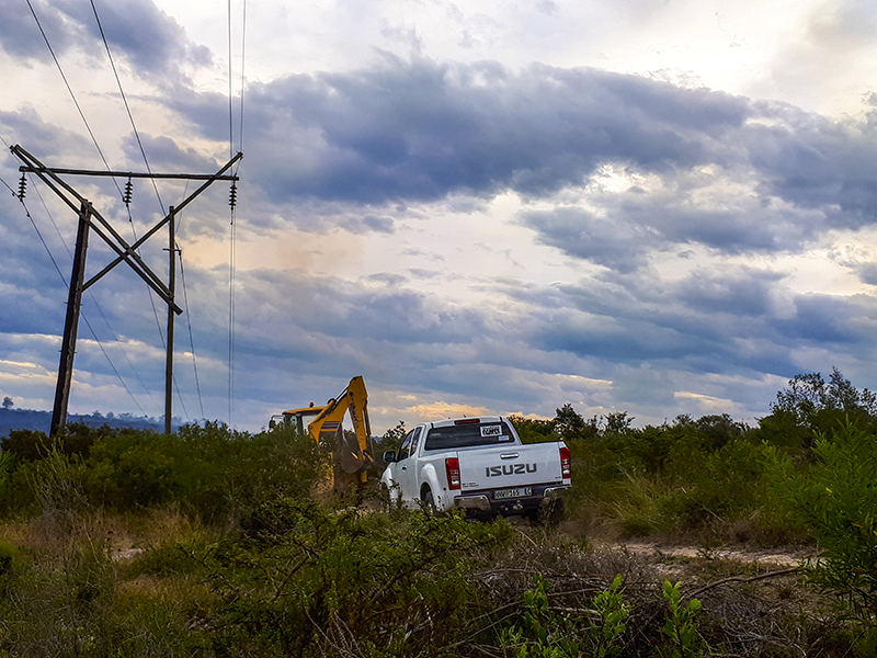 Wessons Service Station made their TLB and driver available to clear a path for emergency vehicles below the army base married quarters, as the fire approached. Crossfit’s Simon van der Merwe was among many residents who were hands-on fighting fire at various hotspots.