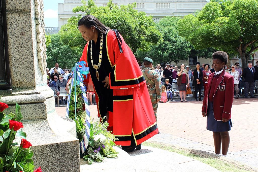 IMG_6878 Mayor lays wreath low res 20