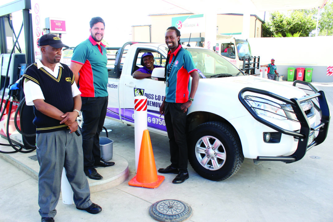 Norman Bunde (Hi-Tec), Gavin Pagel and Simon Pieterson (manager)