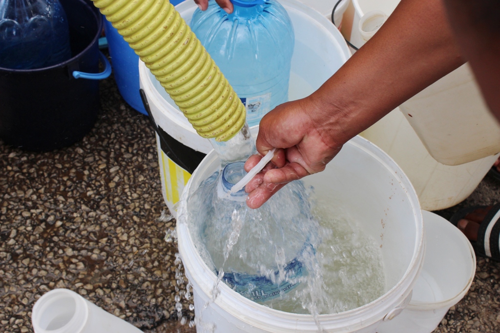 IMG_4466_hand bucket water_WEB