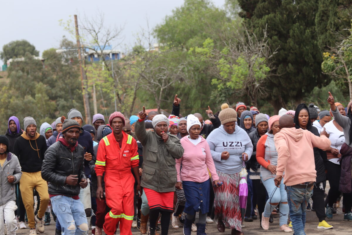 Alicedale community members marching to the police station. Photo: Ovayo Novukela